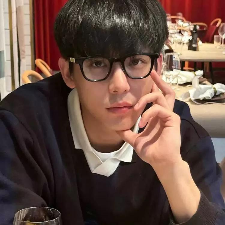 王安宇防蓝光小方框学院风素颜眼镜框平光镜时尚款联名眼镜近视女