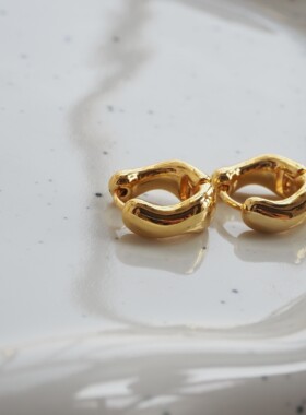 JaR 波纹光面设计感耳圈极简冷淡风时髦小众耳钉百搭通勤金色银色