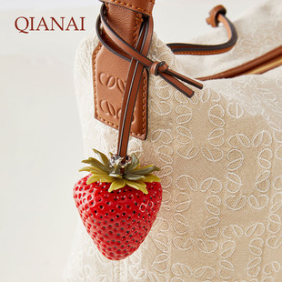 树脂草莓挂件适用于蔻驰tb包包高级感立体可爱挂饰情侣背包配饰AX