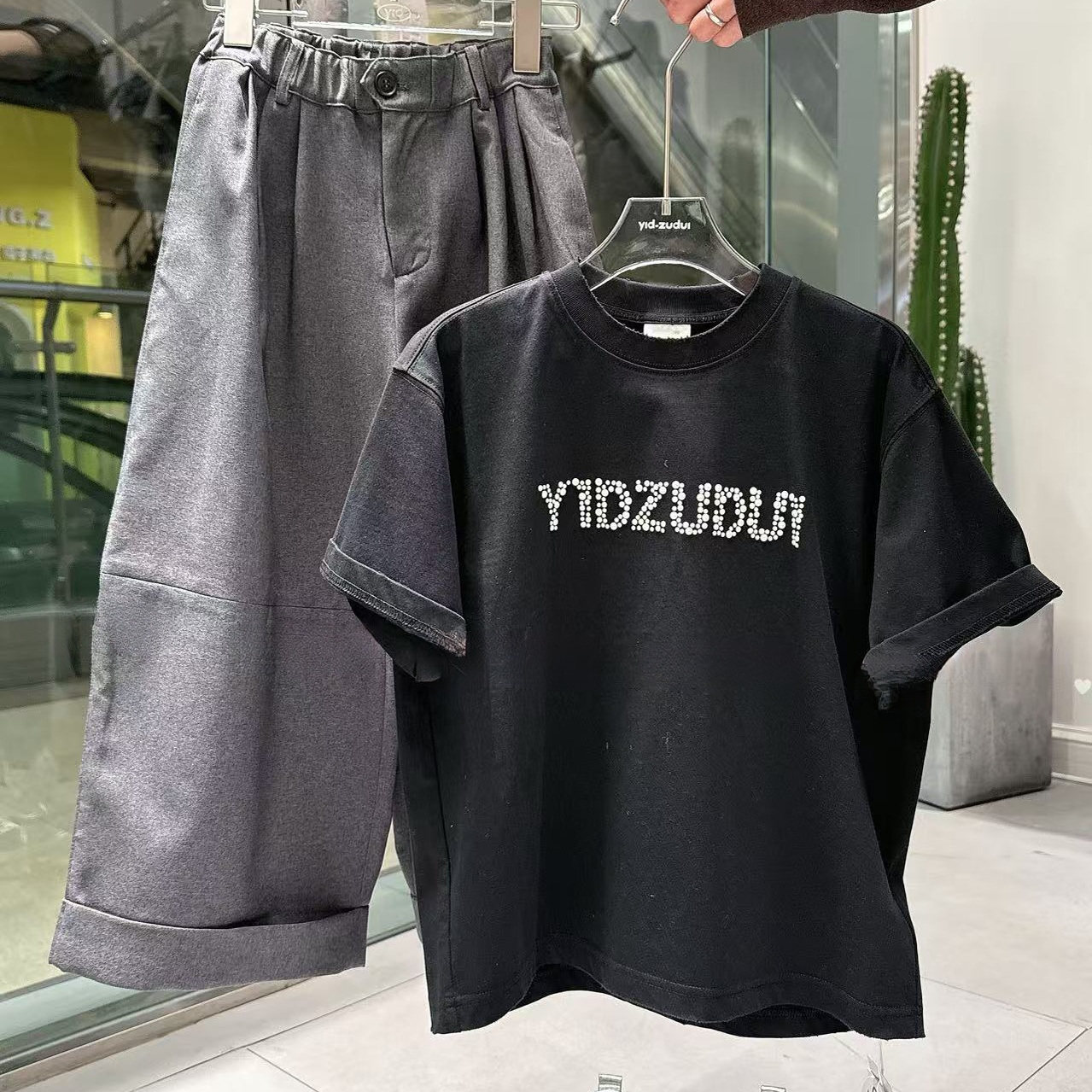 波拉韩国童装2025春夏男童休闲百搭短袖女童时尚潮范字母烫钻T恤图片
