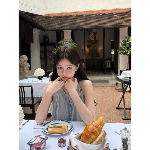 VASSE美蟹 蓝色扎染褶皱挂脖无袖连衣裙女夏夏日绑带松弛感短裙