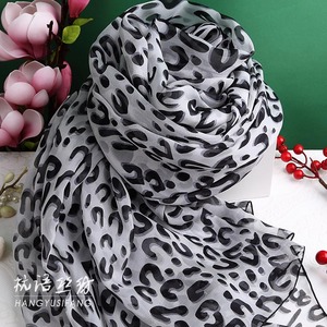 黑灰豹纹杭州桑蚕丝围巾女百搭长款真丝丝巾披肩印花春秋冬季夏季