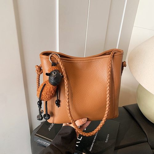 休闲气质水桶包2025新款女