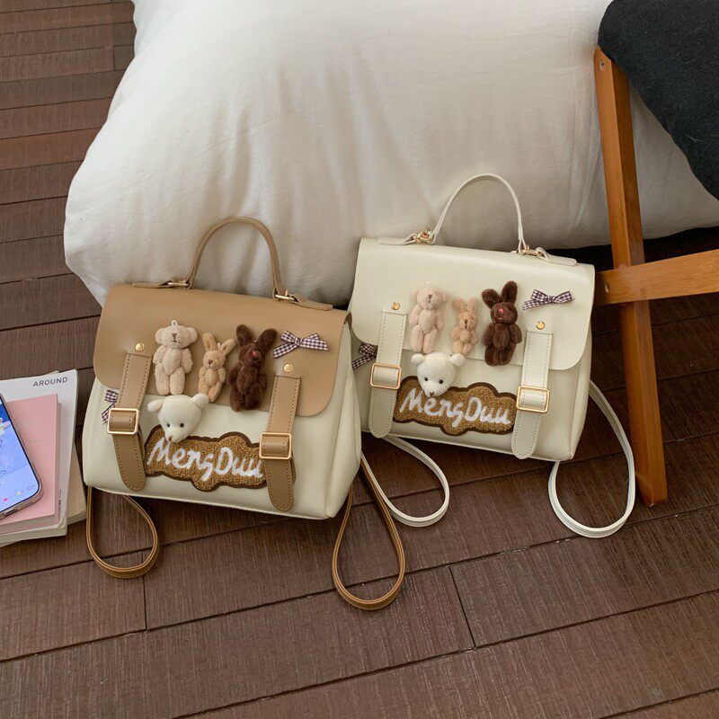 可爱小熊装饰邮差包女学院风手提斜挎包多功能三用单肩双肩小背包