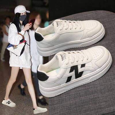 板鞋女款2025新款秋季韩系百搭小白鞋子厚底面包鞋小众圆头运动鞋