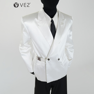 垫肩西服外套男模秀场演出直角肩西装 VE2 绑带设计渐变亮面短款