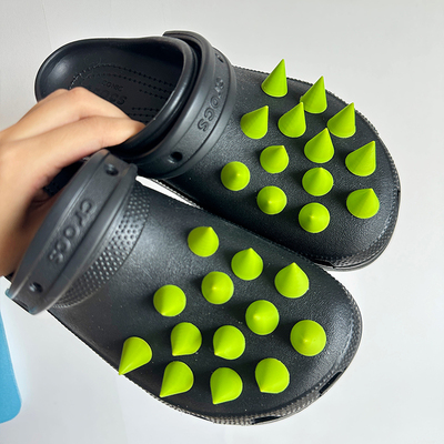 荧光彩色锥子鞋花朋克黑铆钉男搞怪鞋扣diy洞洞鞋配饰crocs装饰
