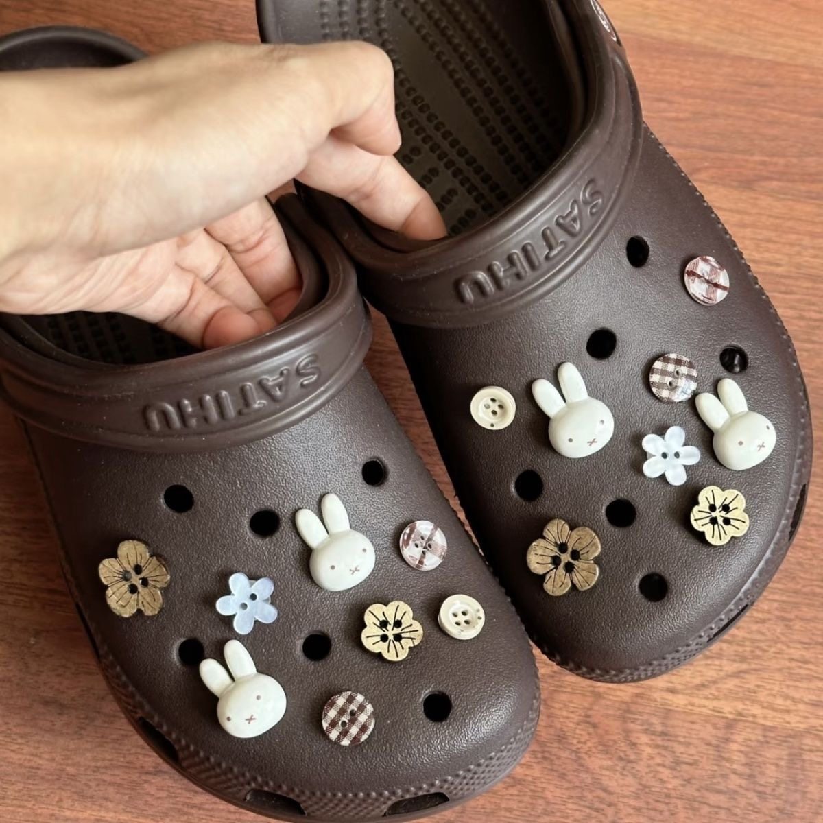 原创棕色花朵纽扣米菲可爱兔子卡通洞洞鞋鞋花crocs鞋扣配饰儿童,服饰配件/皮带/帽子/围巾,鞋扣,淘宝优惠券,粉丝福利购,淘宝优惠卷