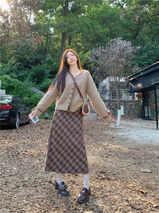 实拍实价~翻边系带袖毛衣开衫女+格纹中长款半身裙美拉德穿搭套装