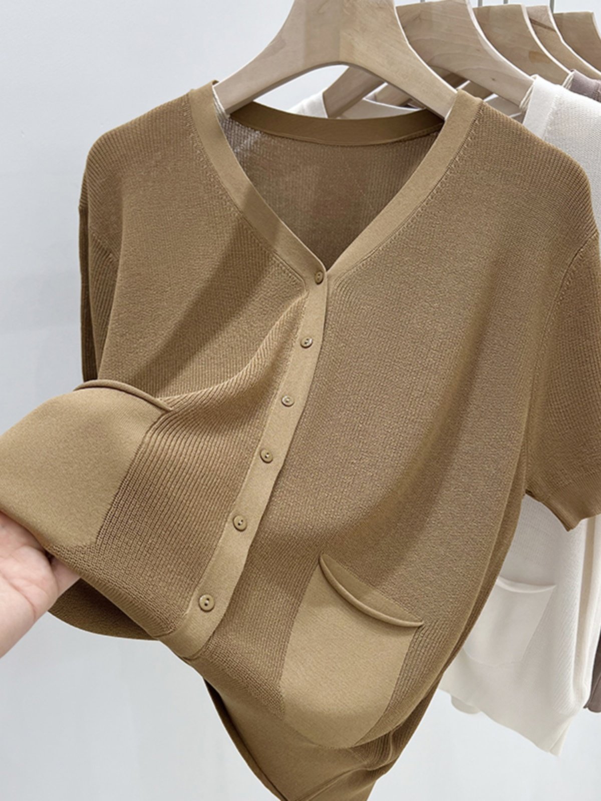 플러스 사이즈 여성 의류 [80-200 파운드] 풀오버 브이넥 아이스 실크 반팔 티셔츠 여성 가짜 가디건 포켓 니트 탑 얇은