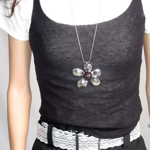 可爱复古花朵吊坠皮绳项链女ins风高级感辣妹简约银色锁骨链百搭