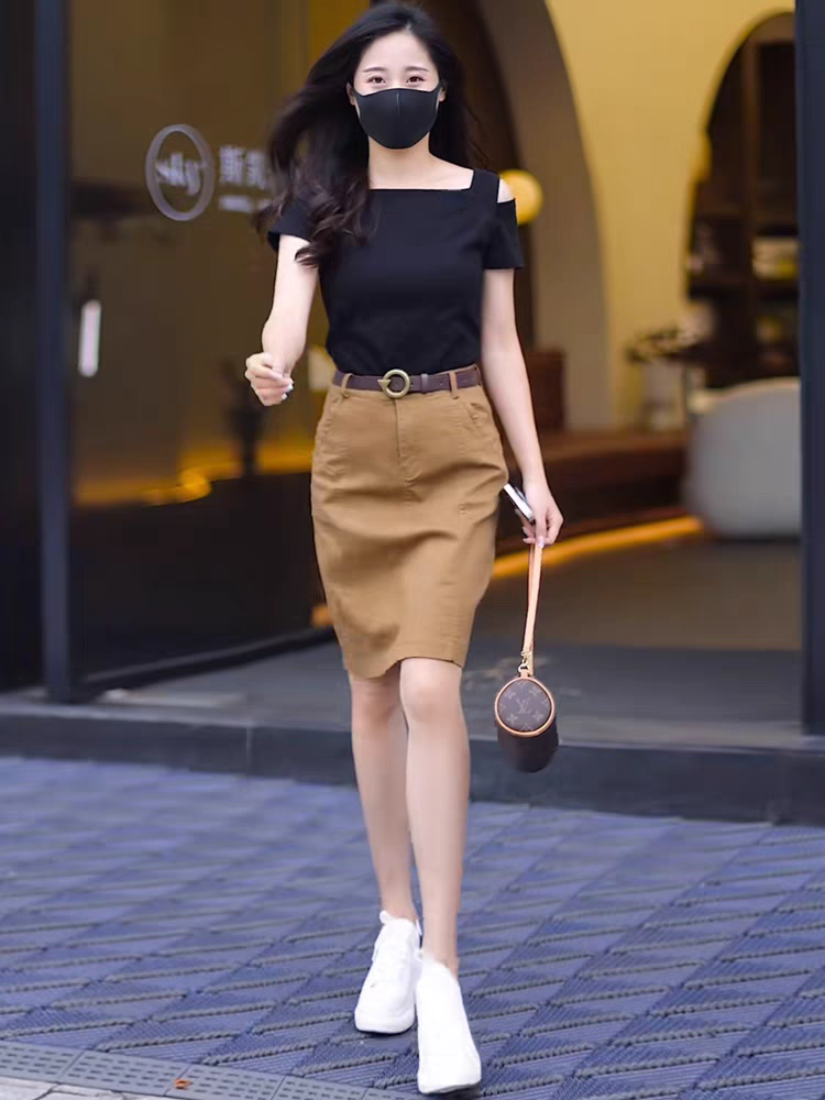 高级时尚女装夏季新款洋气女士短袖T恤衫小个子露肩修身吊带上衣