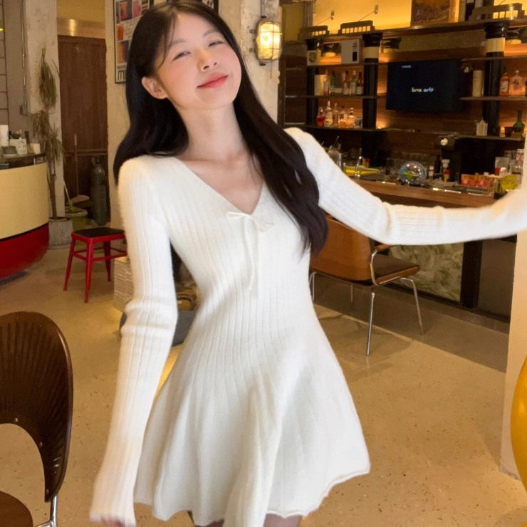 日本OFFCAT芭蕾风V领长袖针织连衣裙女秋季小白裙收腰内搭打底裙