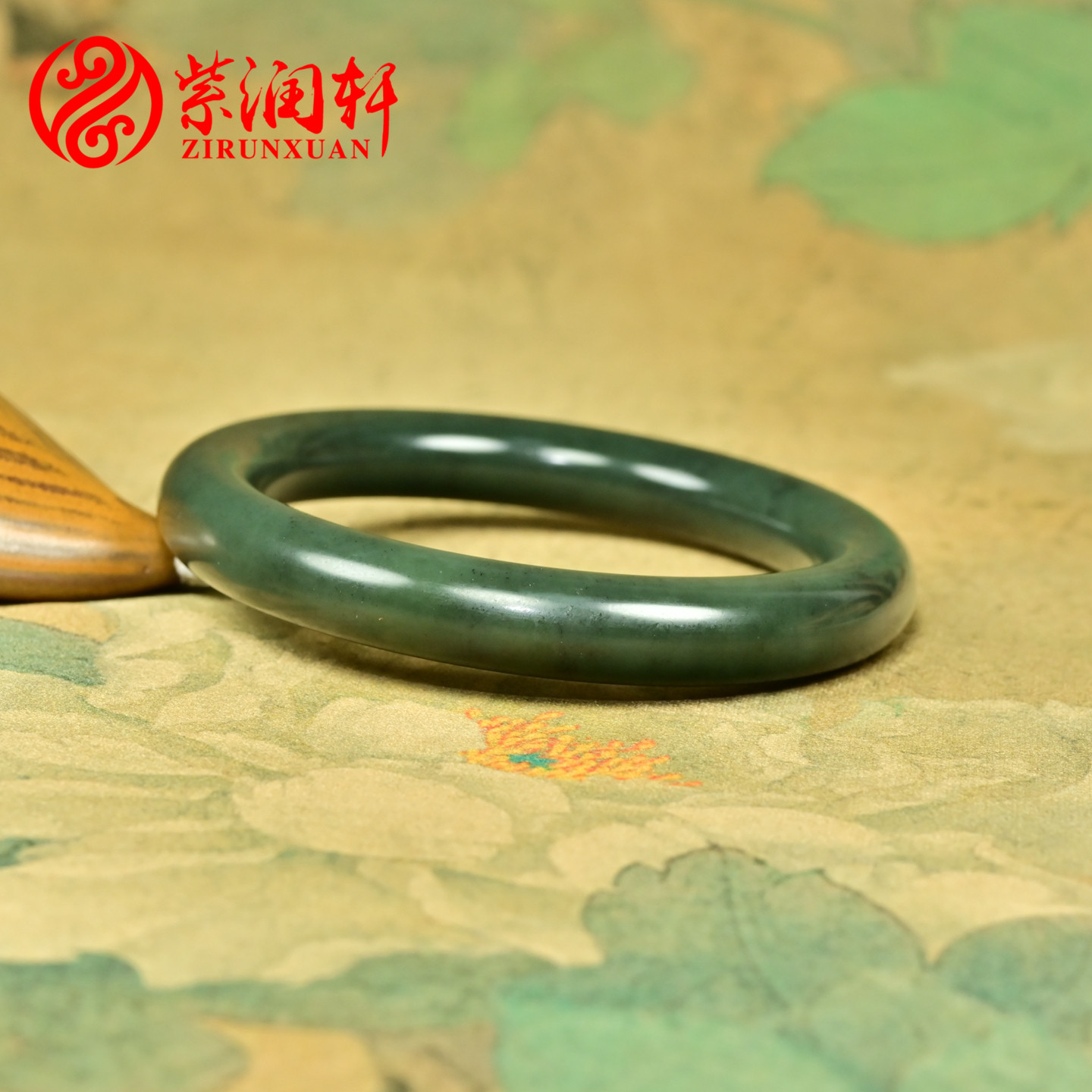 和田玉戈壁料油青手镯闪青花羊脂