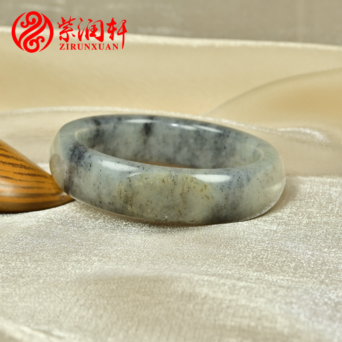 紫润轩新疆和田玉宽条青花籽料手镯58.5MM白底水墨意境留皮镯珍品