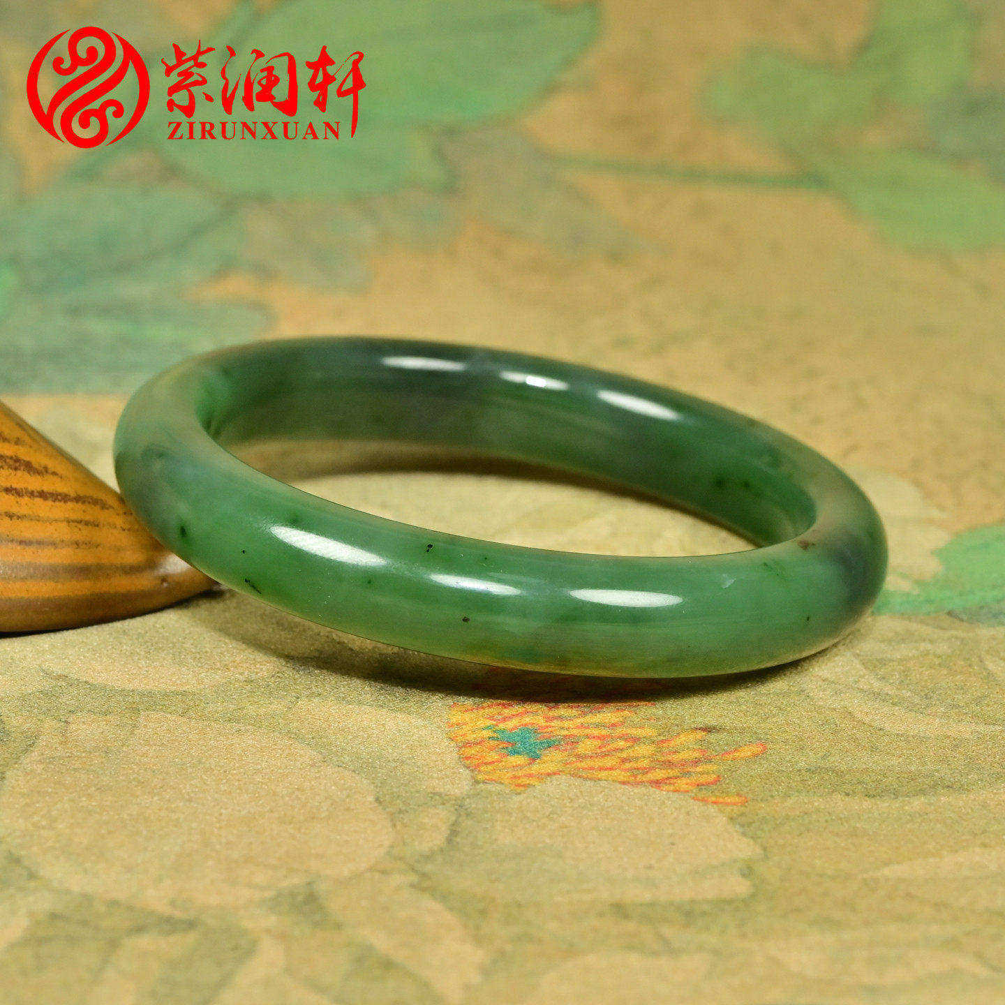 紫润轩新疆和田玉籽料碧玉手镯飘紫调56MM玛纳斯苹果绿镯子收藏级