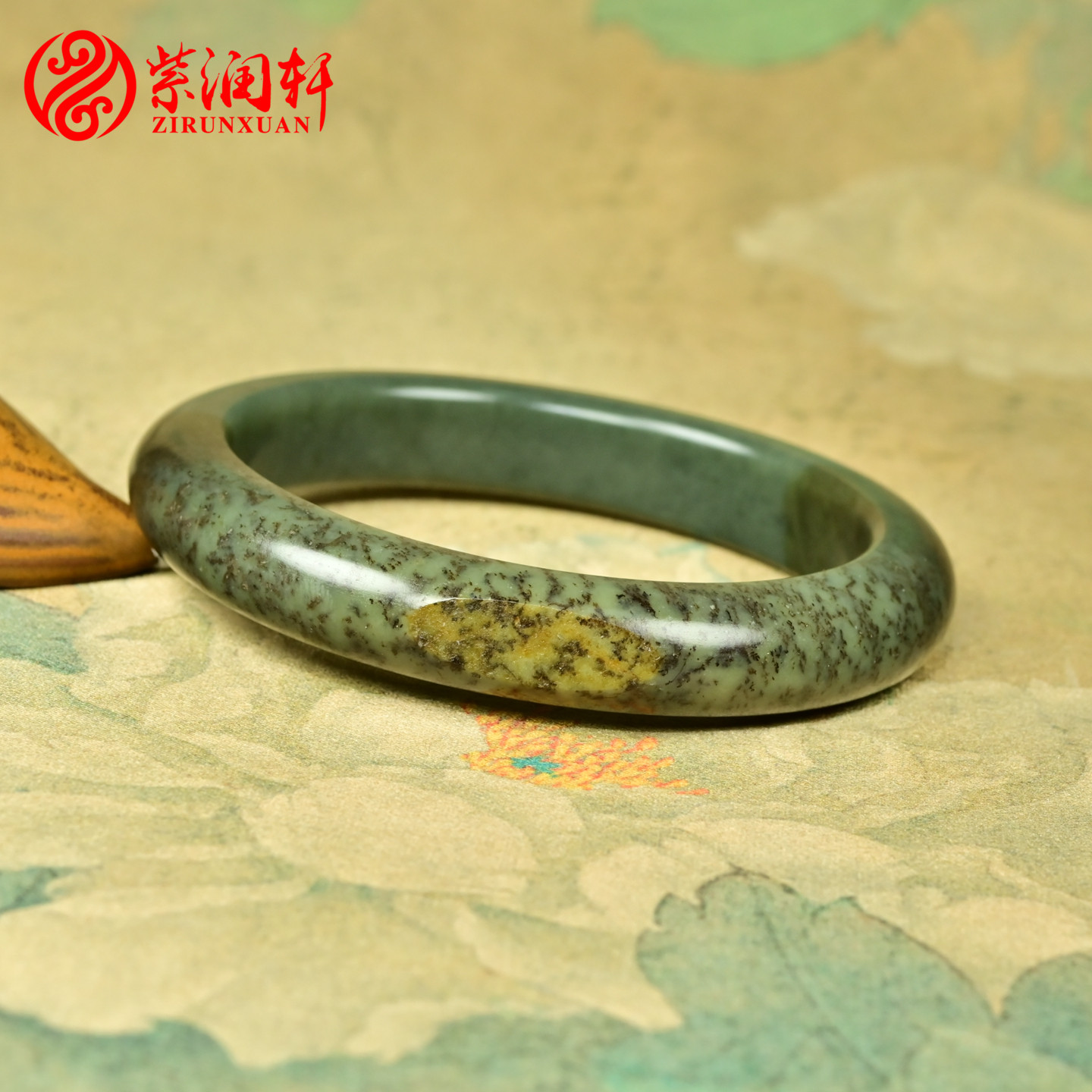 和田玉籽料沙枣青手镯聚虎皮五色