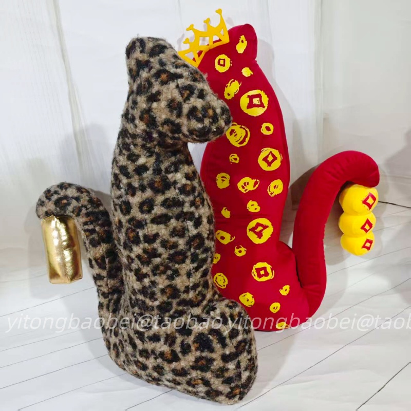 招财金钱豹玩偶毛绒靠枕吉祥装饰