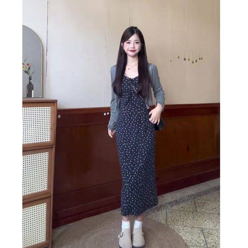 藏蓝色碎花吊带连衣裙女夏日2026深蓝藏青色长款修身高级感长裙子
