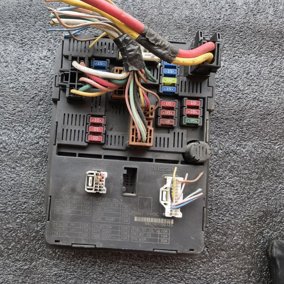 适用于日产新阳光N17玛驰电脑模块室外机舱保险丝盒284B7-1HR0C拆