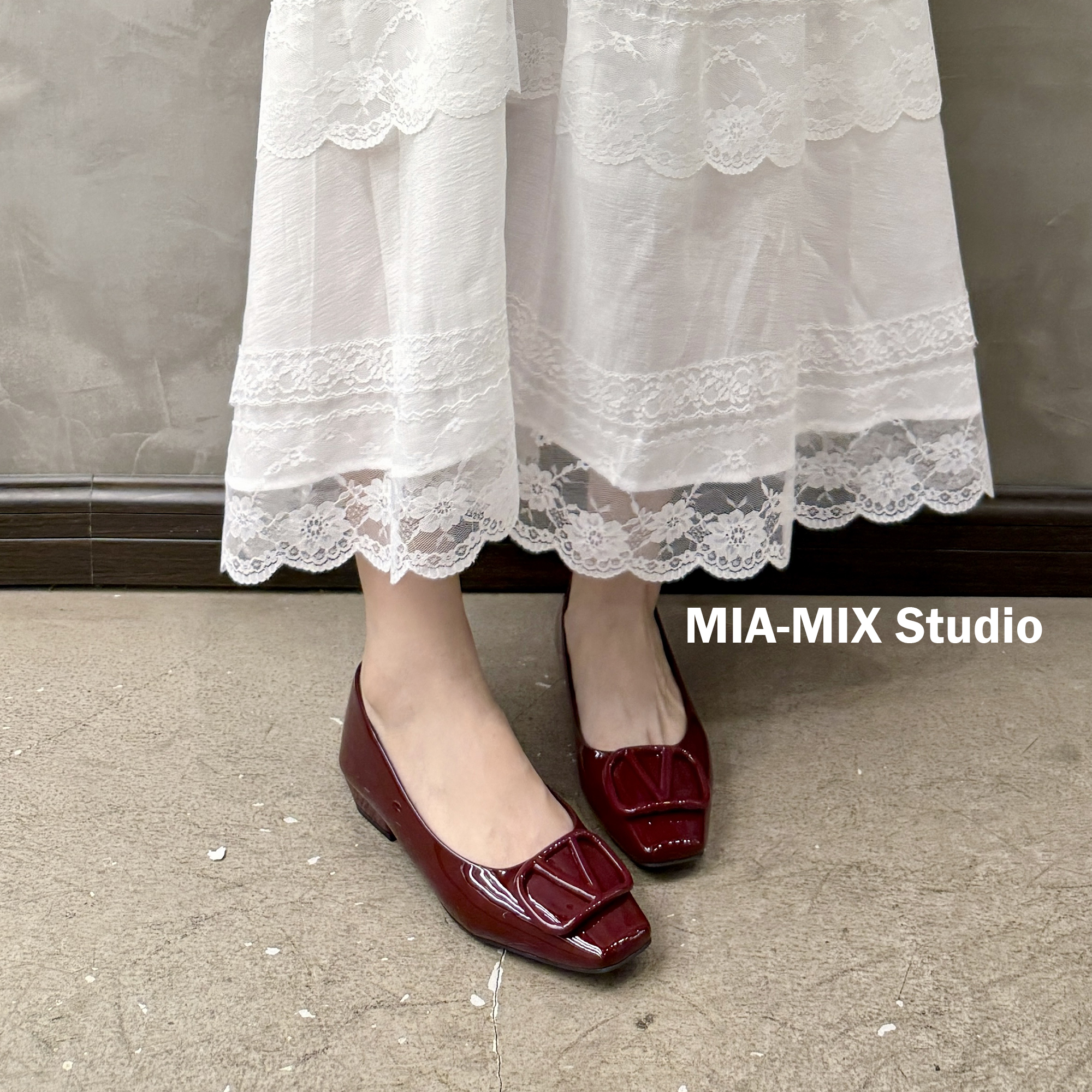 2026春季新款rv漆皮方扣浅口单鞋法式气质金属扣通勤马蹄跟小皮鞋