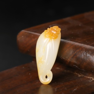 在售新疆和田玉5克黄沁玉兰花白玉籽料挂件玉坠苏工无瑕疵