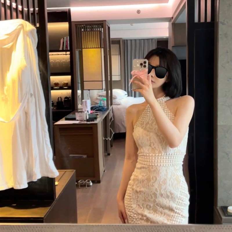lovingu夏季新款无袖露肩个性蕾丝缕空挂脖显瘦包臀气质连衣裙女