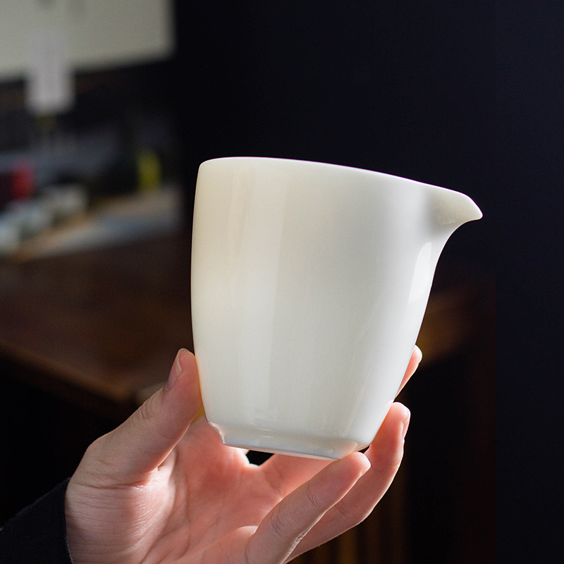 简约白色手工陶瓷公道杯茶水分配