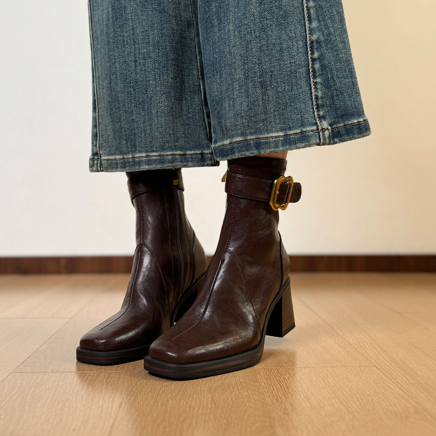 真皮粗跟不累脚高跟短靴女2025秋冬新款皮带扣瘦瘦靴时髦棕色靴子