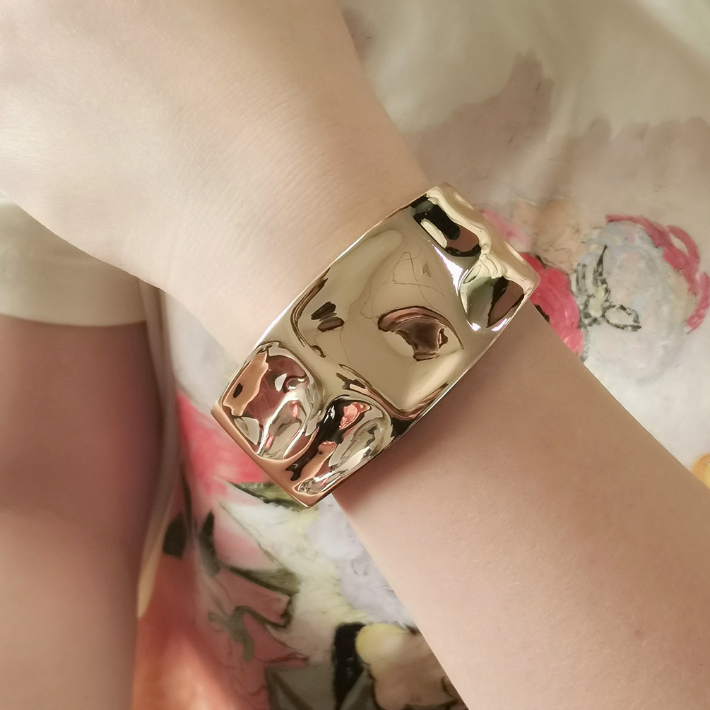 欧美夸张合金宽边手镯女 时尚凹凸不平弹簧扣手镯女配饰