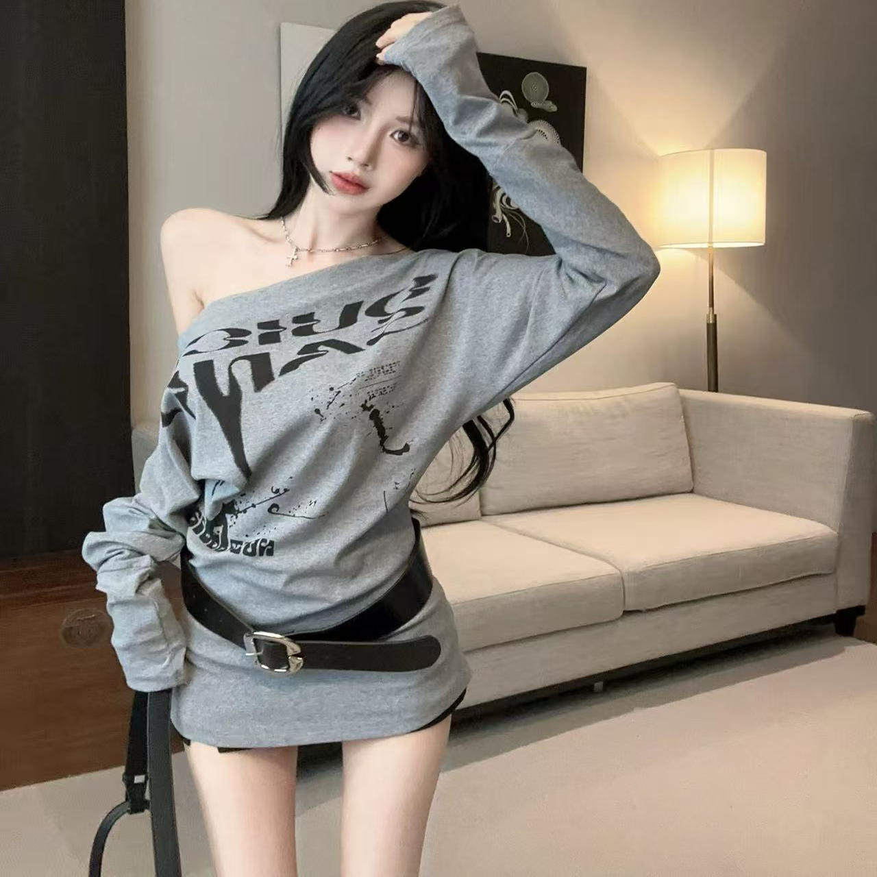 2025美式辣妹涂鸦印花斜肩长袖T恤女秋季腰带收腰显瘦中长款上衣