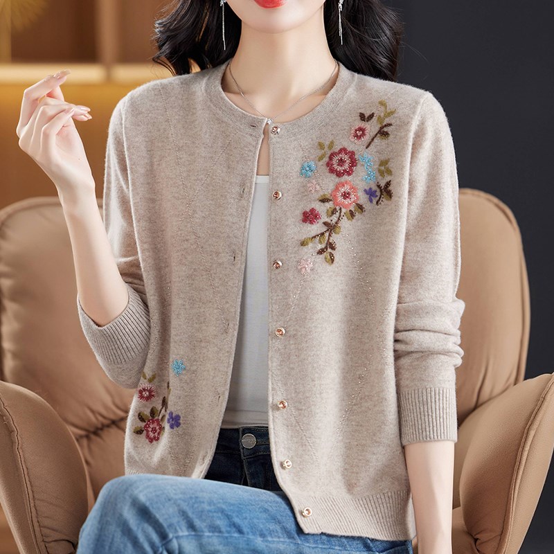 适用时尚妈妈绣花l羊绒衫毛衣女秋冬开衫短款大码中年女士针织条