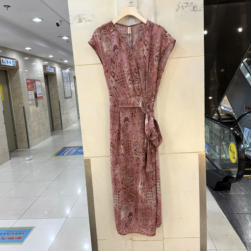 QDMEIWEN 26A-1043 侧系带收腰飞飞袖V领复古花色中长连衣裙夏装