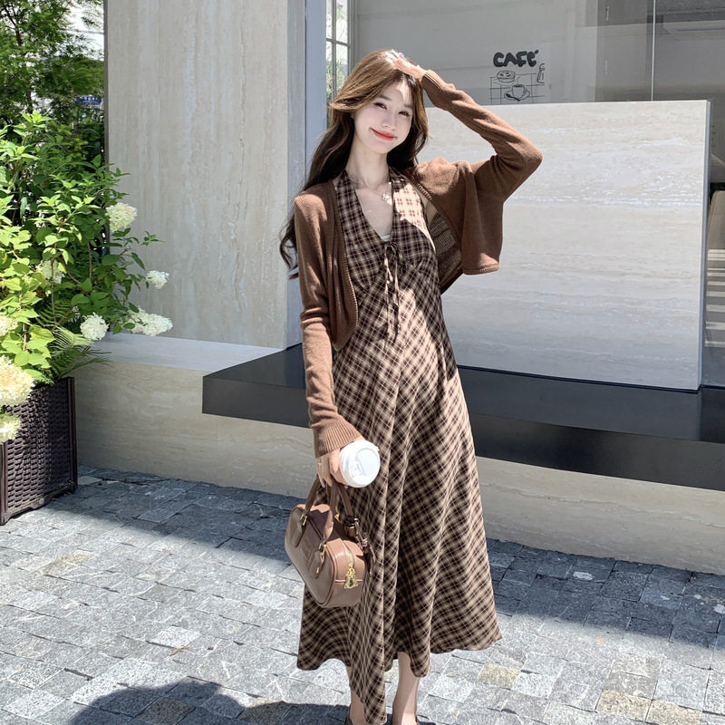 咖色法式复古V领格纹挂脖连衣裙套装女2026秋新款针织开衫两件套