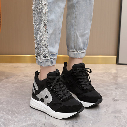 艾淇隐形内增高女鞋7厘米2025秋季新款时尚百搭运动休闲旅游鞋女