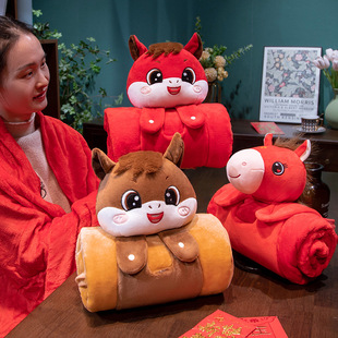 2026马年吉祥物公仔抱枕毯子毛绒毯午睡毯空调毯公司年会礼品