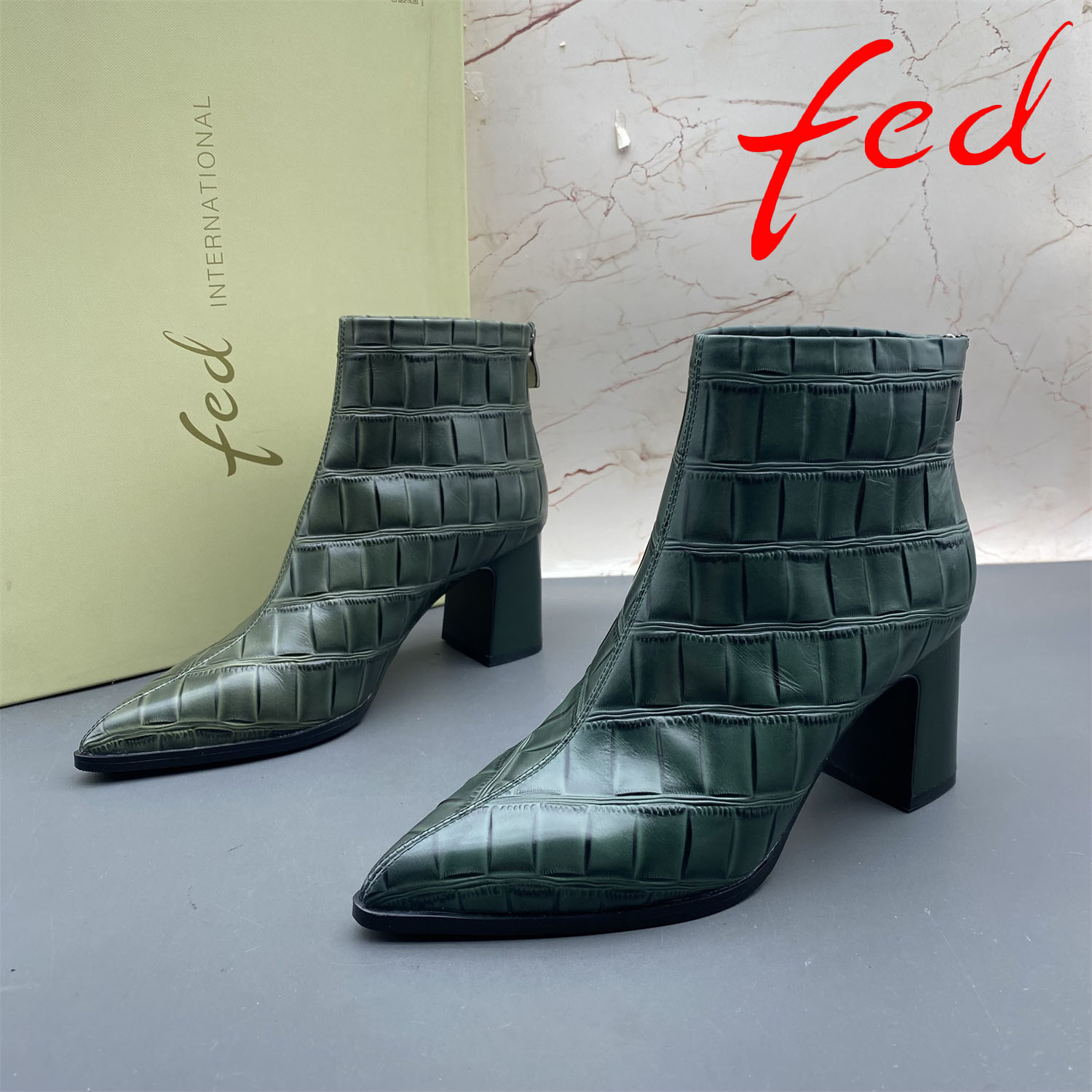 36码fed/艾芙伊迪撤柜断码牛皮女鞋高跟粗跟尖头侧拉链时装短靴