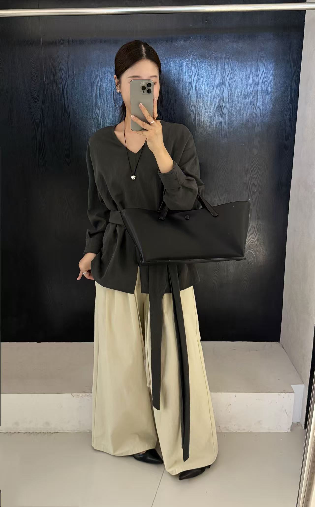 2025秋季新款法式V领纯色衬衫女通勤百搭长袖修身收腰上衣6169