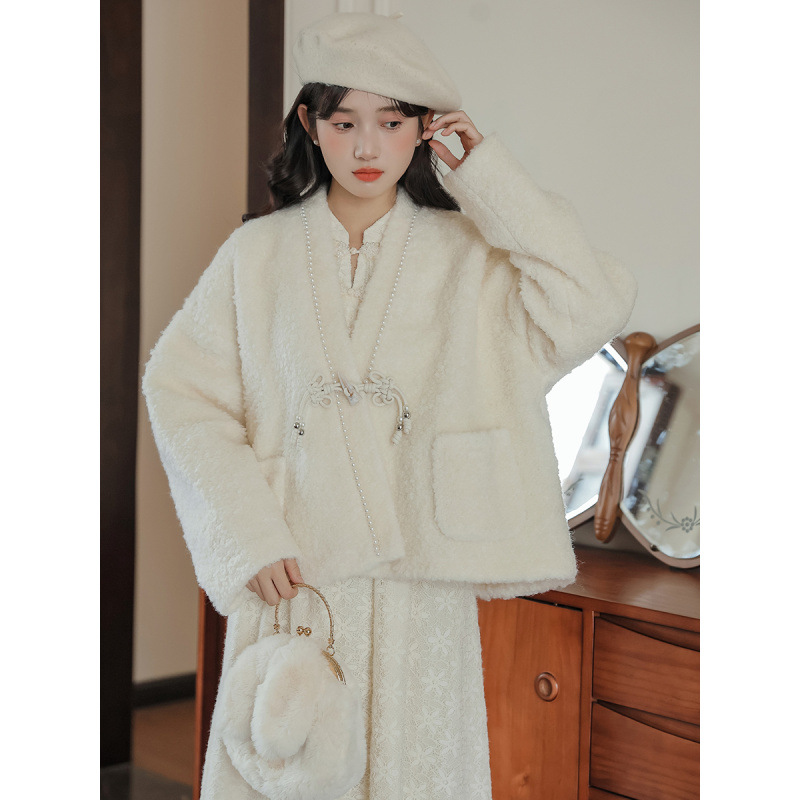 新中式国风女装改良版牛角扣羊羔绒外套女可爱钉珠设计感羊毛大衣