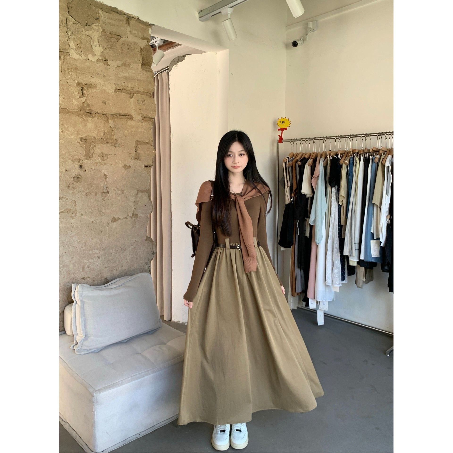 复古气质纯色圆领显瘦长袖连衣裙女秋设计感长袖拼接a字长裙披肩
