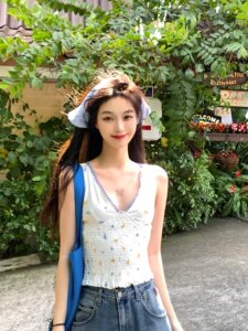 白色v领碎花花边海边小吊带背心女夏季性感辣妹内搭无袖褶皱上衣