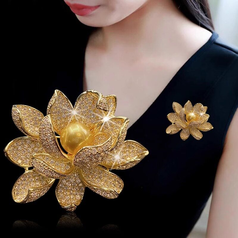 高档立体水钻珍珠莲花胸针女高级百搭胸花时尚固定防走光别针配饰