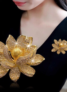 高档立体水钻珍珠莲花胸针女高级百搭胸花时尚固定防走光别针配饰