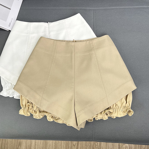 设计感白色高腰花苞短裤