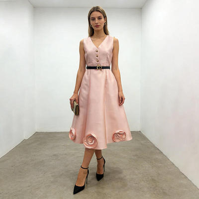 新款温柔甜美风立体花朵连衣裙 2026无袖V领腰带收腰显瘦中长裙女