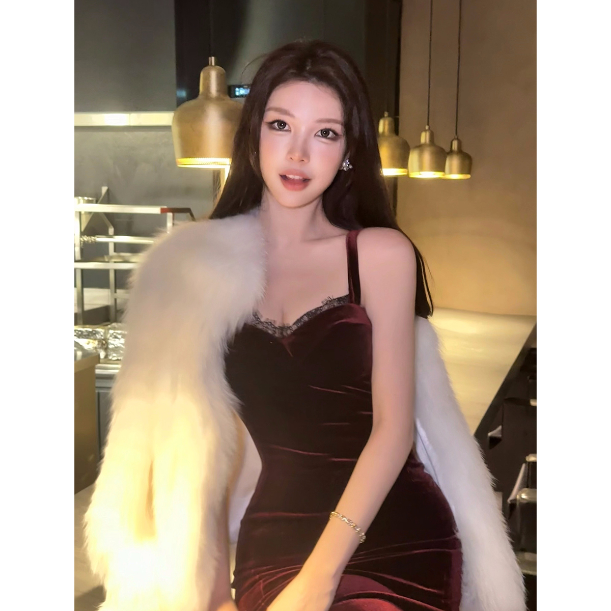 林悠 【zui显白的猩红色丝绒面料吊带蕾丝贵气内搭打底包臀裙 】