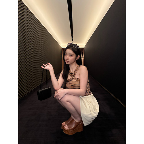 林悠 ef蟒蛇纹金螺旋扣上衣 chlo飘飘中裤 zim牛仔短裤