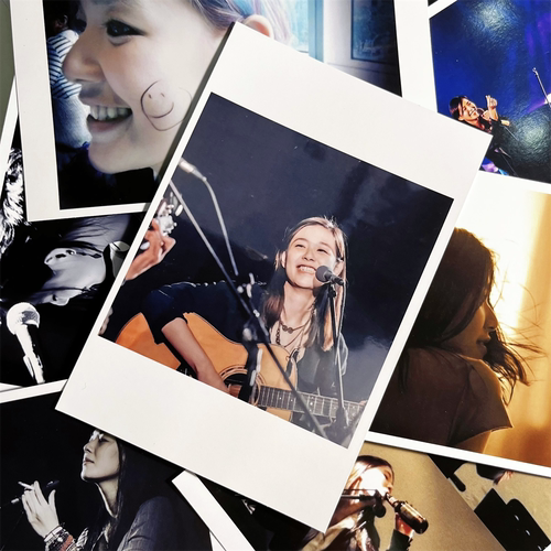 世界，像我一样安静激烈且深邃。