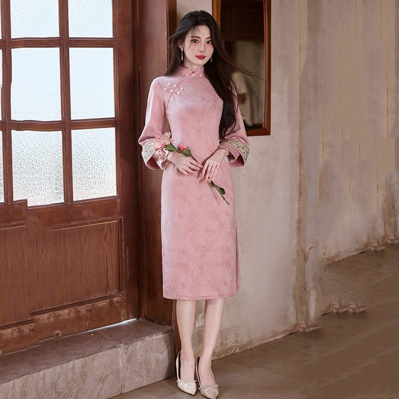 粉色旗袍2025新款秋冬季长袖鹿皮绒改良年轻款女新中式订婚礼服裙