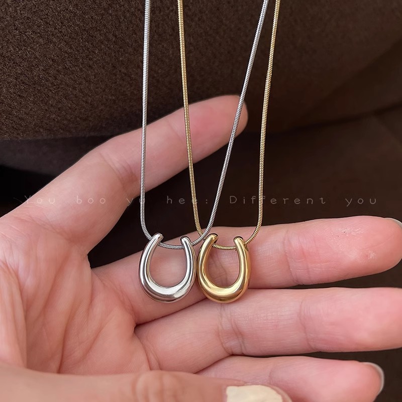 金色马蹄吊坠项链女款2025